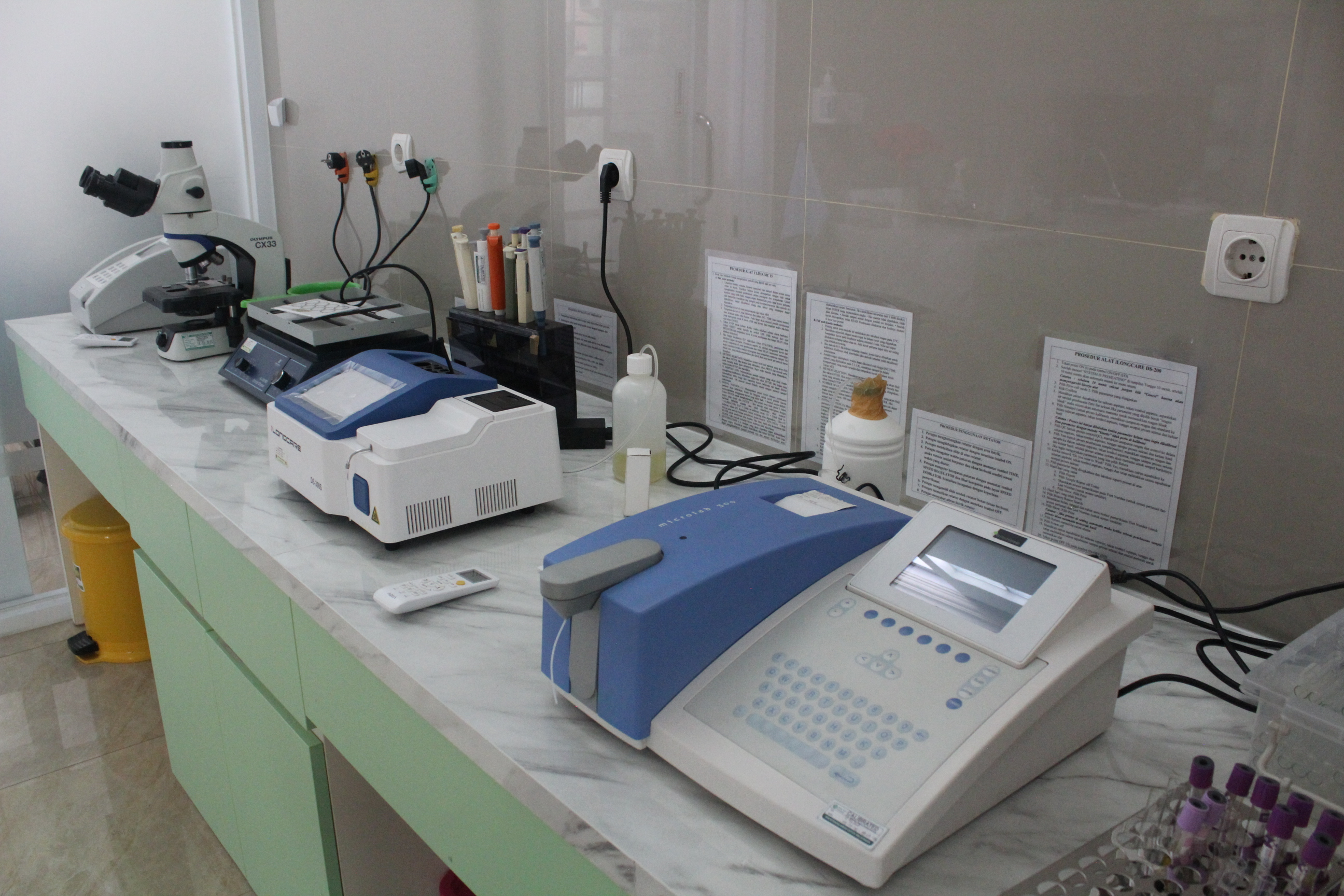 Peralatan laboratorium untuk analisa sampel